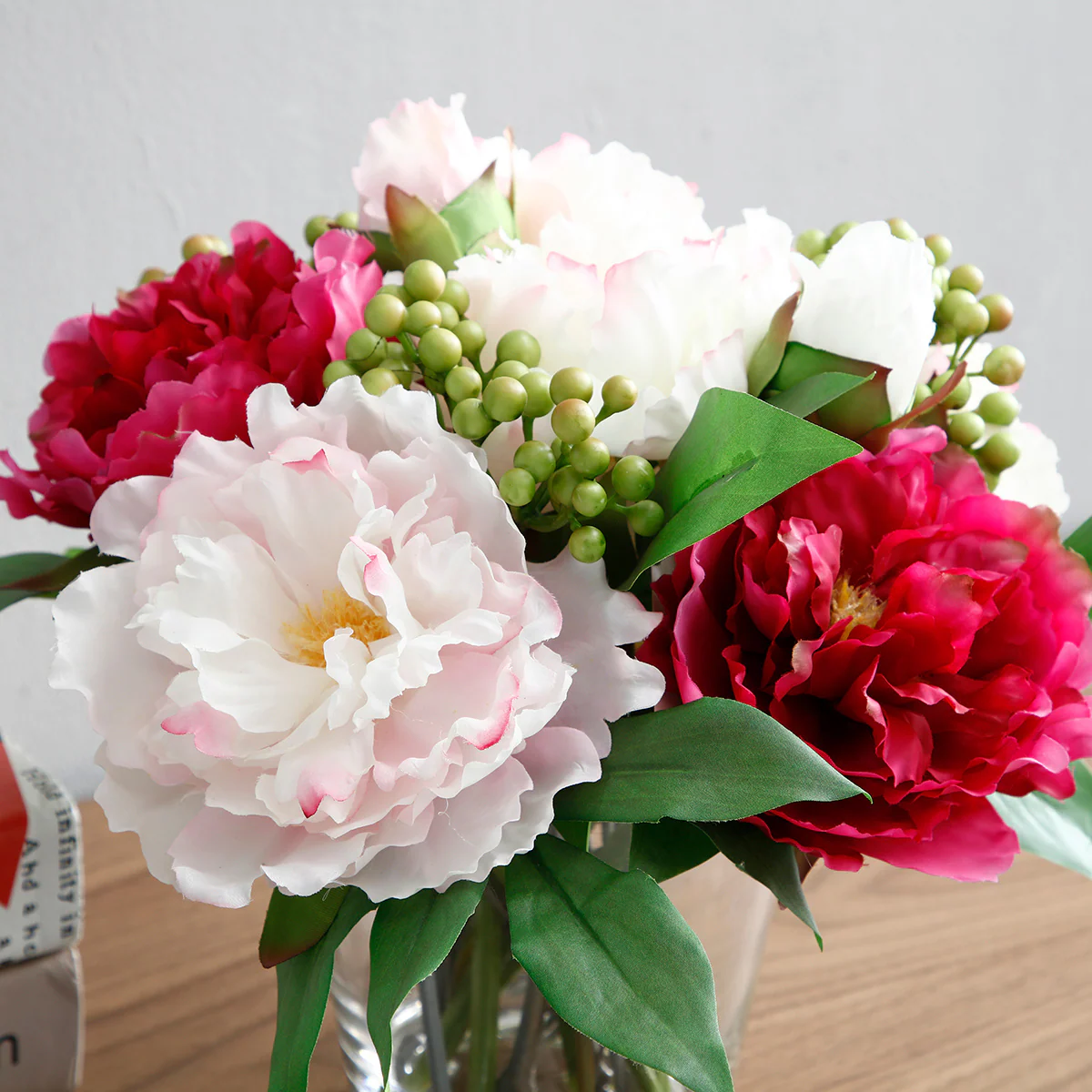 Composition de Pivoines et Baies - Image 8